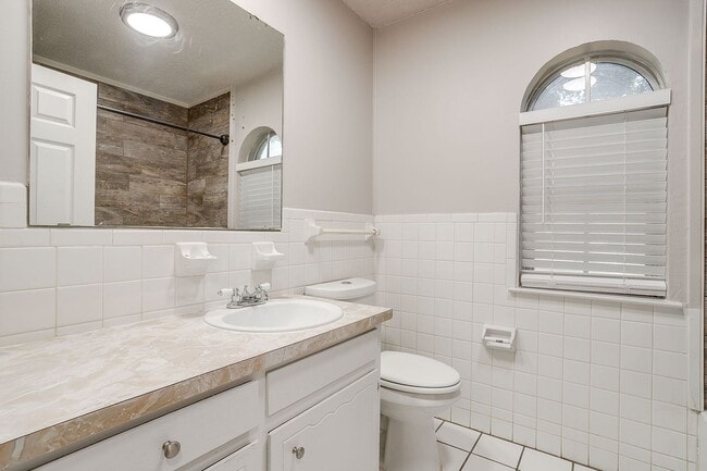 Building Photo - Move In Special - 1/2 off 1st months rent