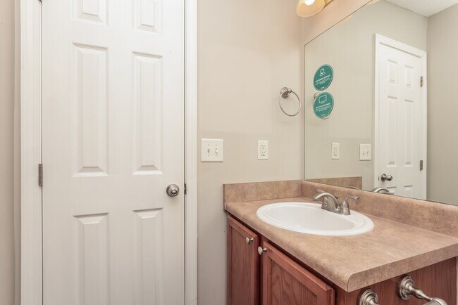 Building Photo - 5240 Sunsail Dr