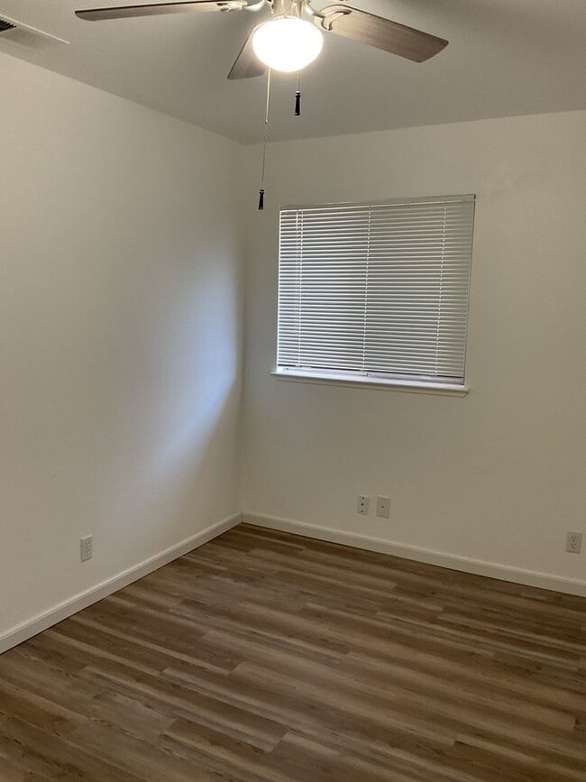 Building Photo - Chico 3 bed 2 bath home for rent, convenient location, neighborhood setting Garage, back yard