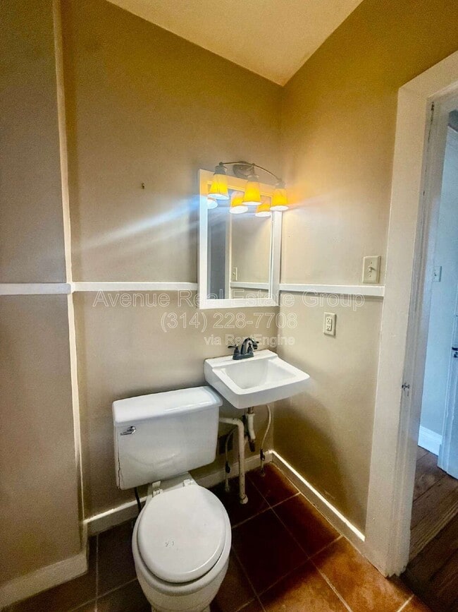 Building Photo - 240 W Essex Ave