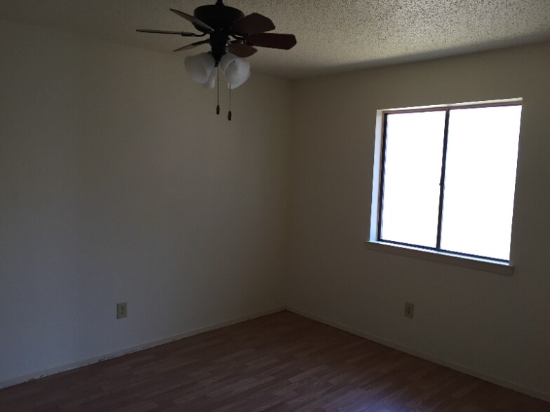 Building Photo - 2904 Woodbridge Dr