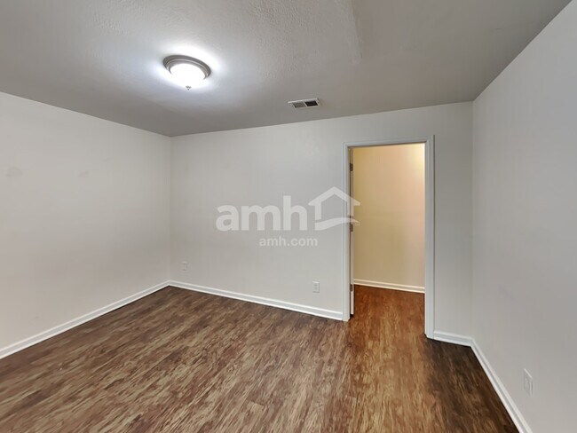 Building Photo - 522 N 8th Ct