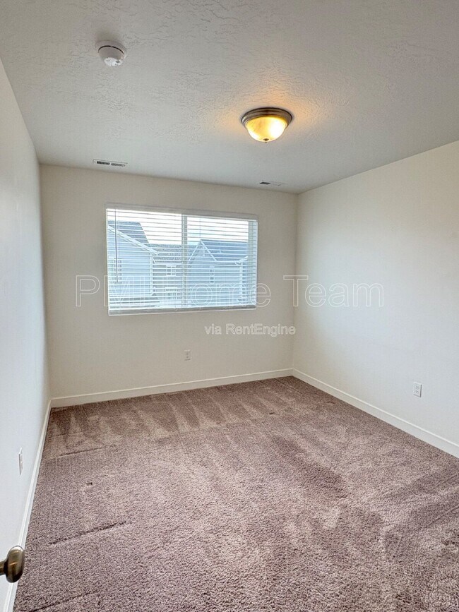 Building Photo - 1616 W Parkview Dr