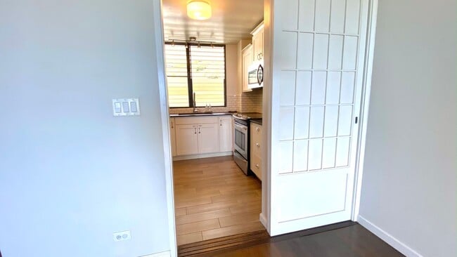 Building Photo - AVAILABLE JULY - 2 BED 2 BATH w/ 2 COVERED...