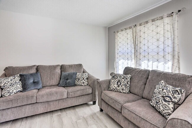 Building Photo - 6832 Woodmeadow Dr