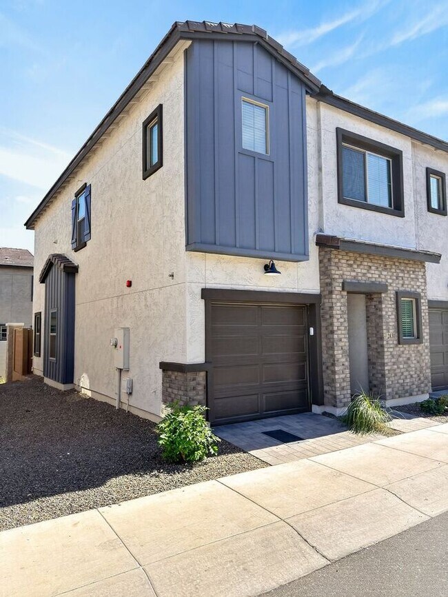 Building Photo - Stunning New 3Beds/2.5Bath Townhome in Phoenix, AZ!