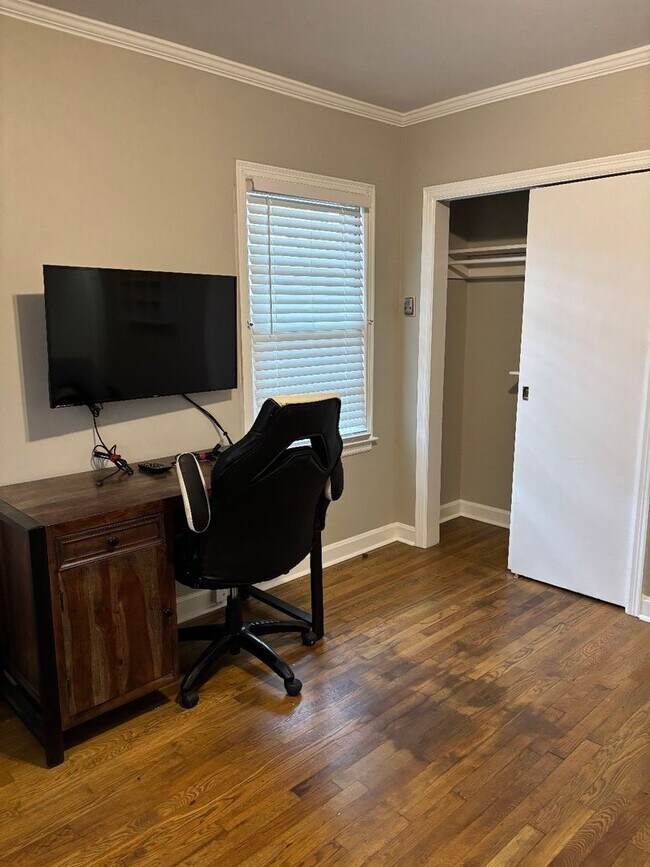 Building Photo - Fully Furnished and Move-in Ready: Charming 2BR/1BA Home