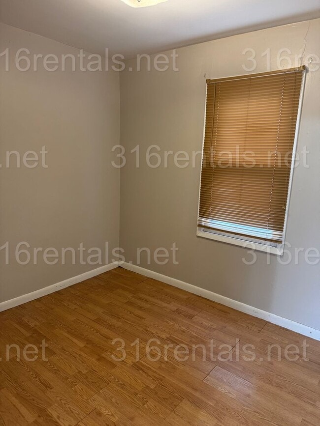 Building Photo - 3 Bedroom 1 bath house available now