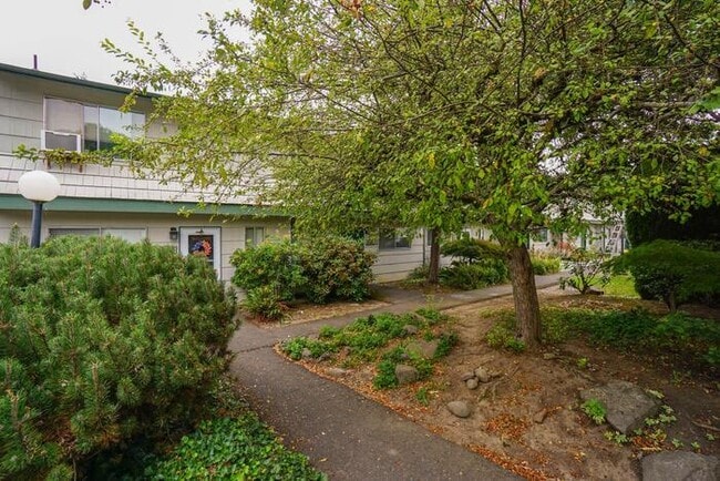 Building Photo - THREE BEDROOM TOWN HOME WITH GARAGE IN HAZEL DELL