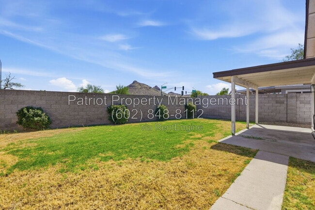 Building Photo - 2009 E Paradise Ln