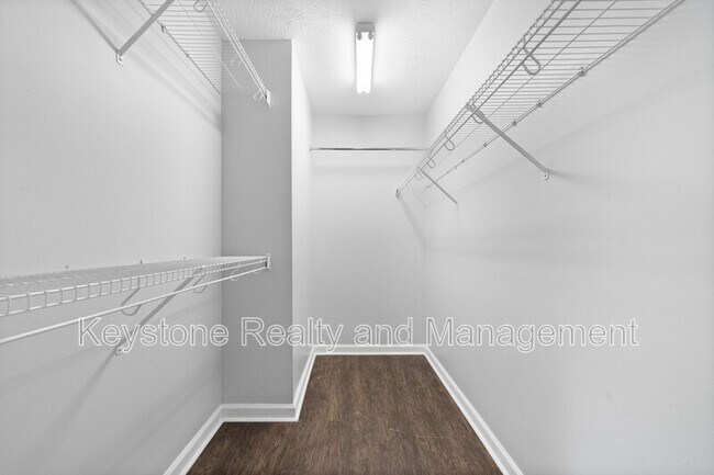 Building Photo - 1405 Mutual Dr