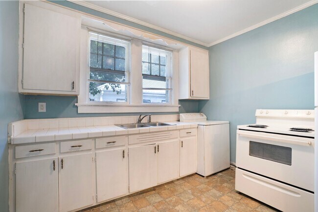 Building Photo - Charming Historic 2BR Apartment with Garag...