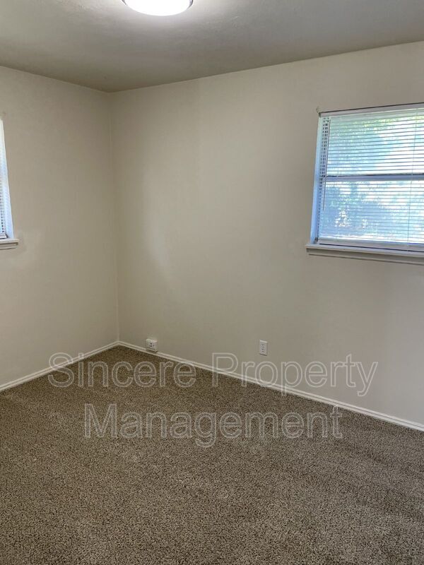 Building Photo - 2013 N College Ave