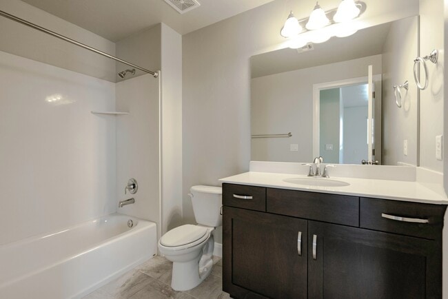 Building Photo - 3 Bedroom Townhome in Hidden Valley with C...