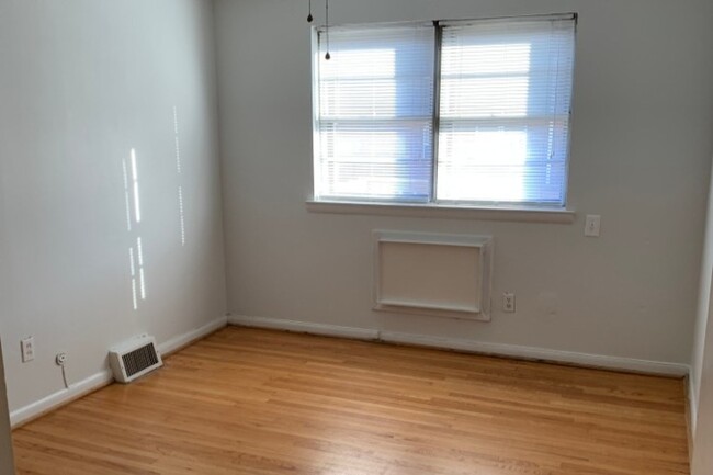 Main bedroom - 5481 Quentin St