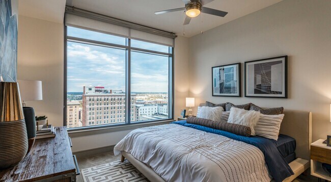 Building Photo - Luxury Living - Get 1 Month Free!