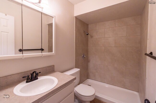 Building Photo - 1302 Mockingbird Dr