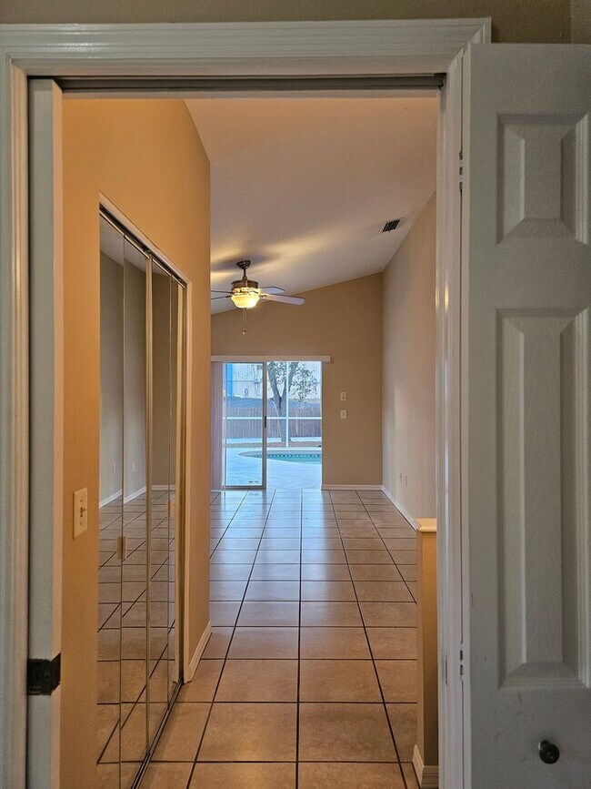 Building Photo - 627 25th Dr E