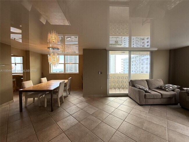 Building Photo - 1833 S Ocean Dr