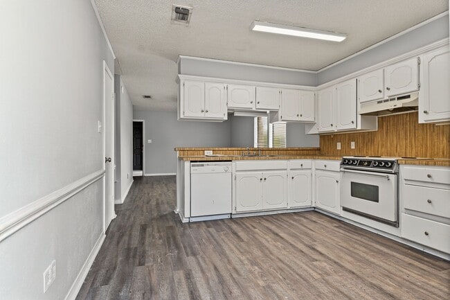 Building Photo - 322-328 Brookwood