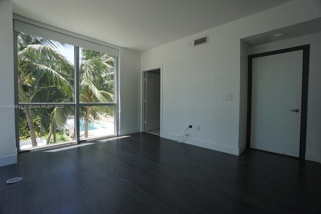 Building Photo - 1060 Brickell Ave