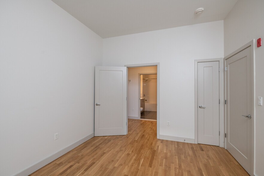 Building Photo - 320 D St