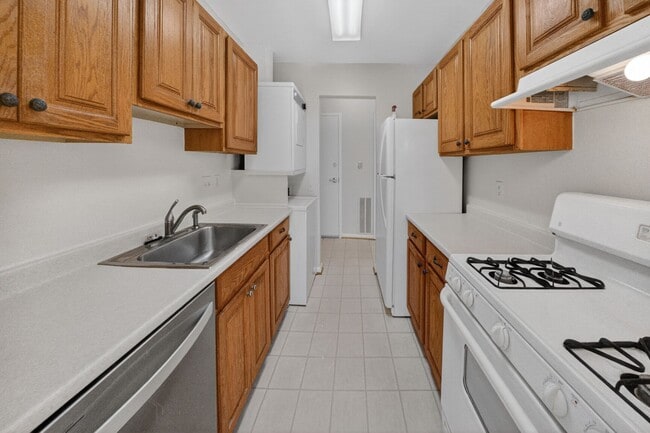 Building Photo - 3364 Hewitt Ave