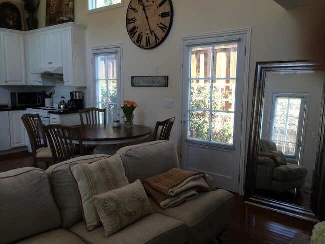Building Photo - Beautiful Cottage Studio In Old Palo Alto