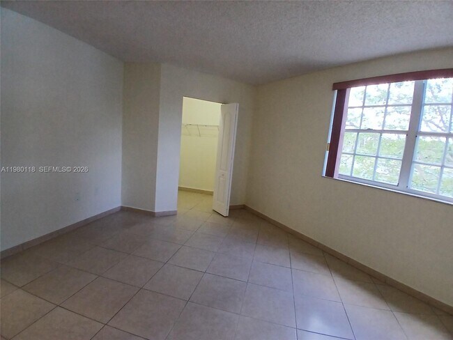 Building Photo - 9735 Fontainebleau Blvd