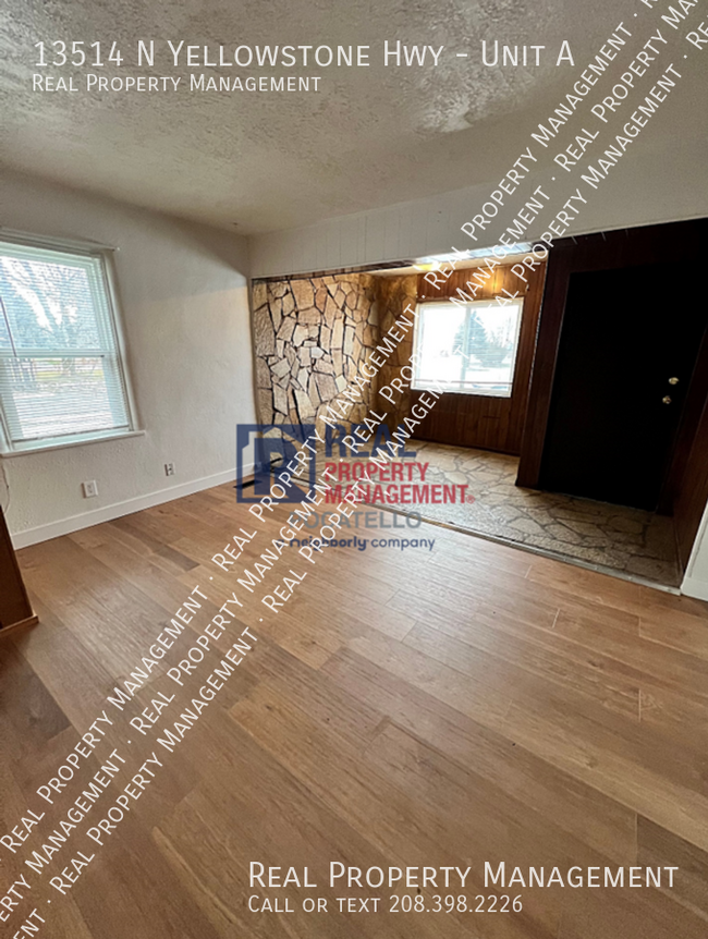 Building Photo - 3 Bedroom 1 Bath apartment - Small dogs ne...