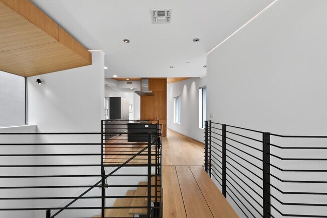 Building Photo - Discover this striking 3 bedroom apartment for rent in Venice, offering 4 bathrooms, contemporary...