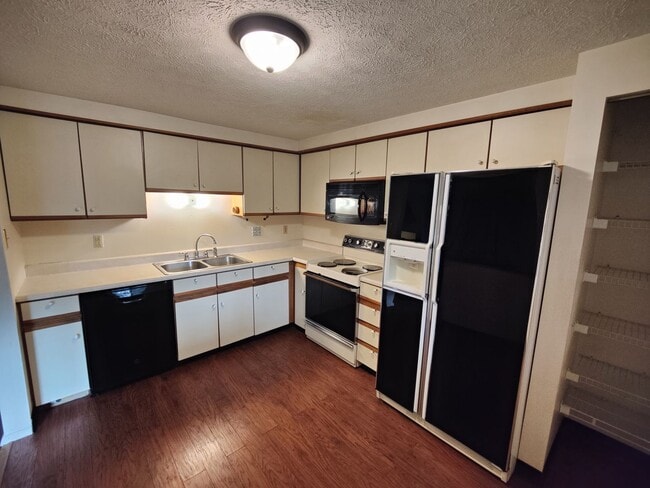 Building Photo - *Spacious & Conveniently Located 3BD/2.5BA Townhouse Available in Bethel Park*