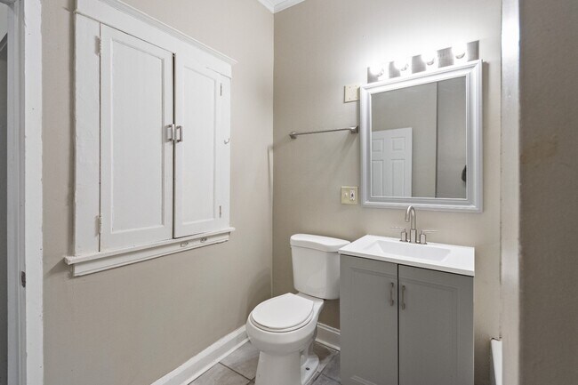 Building Photo - Charming 3-Bedroom Home | 1 Bath | In-Unit...
