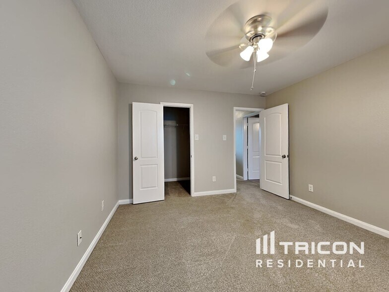 Building Photo - 1327 Tamarack Dr