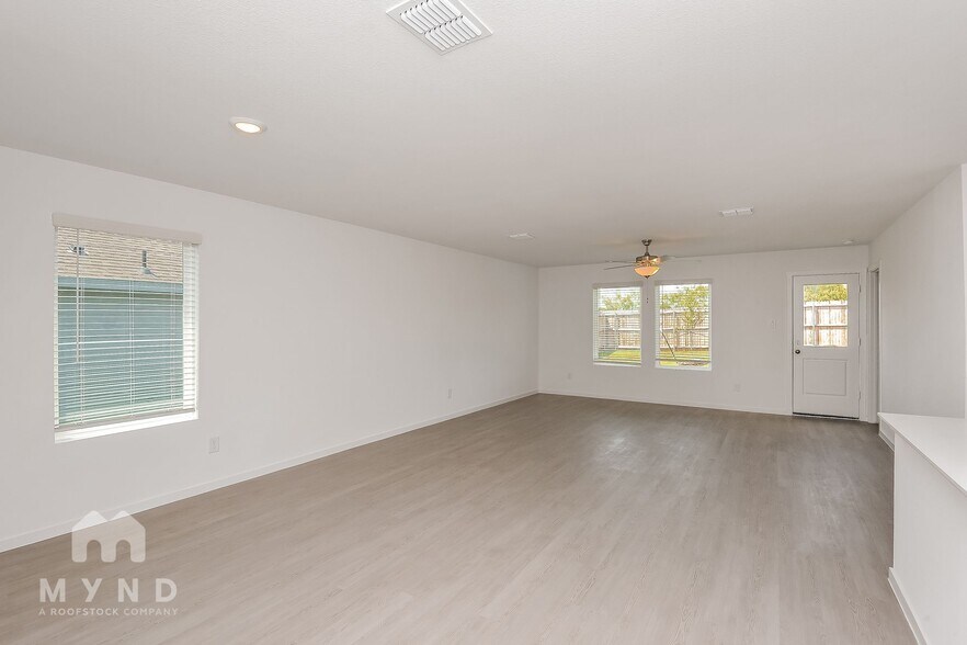 Building Photo - 2732 Mistwood Dr