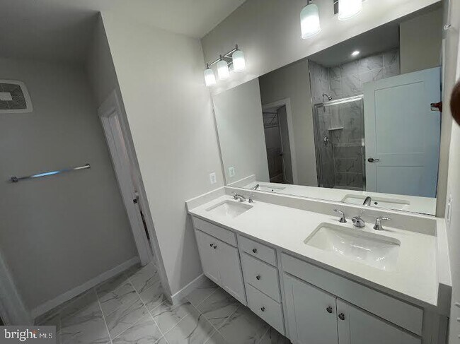 Building Photo - 43805 Middleway Ter