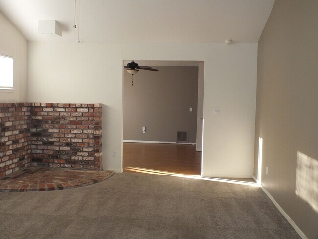 Building Photo - Rescue duplex 2/1 home w garage $2195
