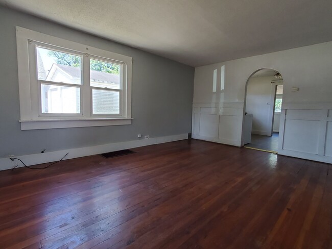 Building Photo - 2 Bedroom House in Clinton, IN