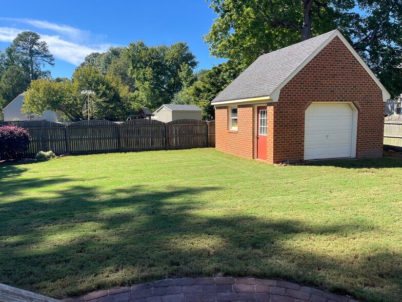 Building Photo - 805 Beckley Ln