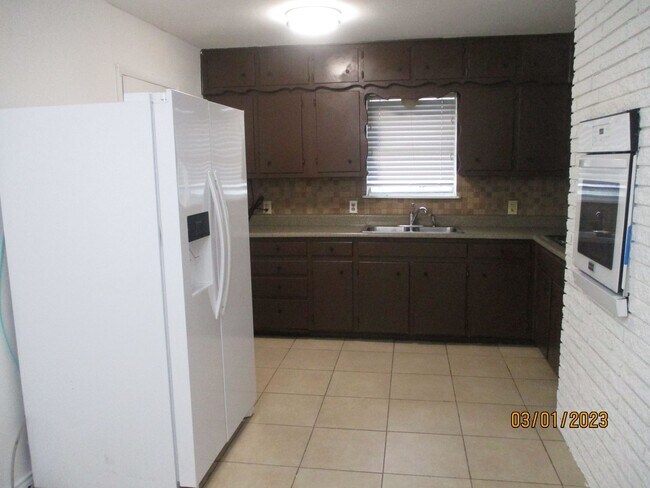 Building Photo - 212 Hallbrook Dr