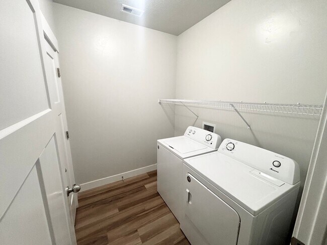 Building Photo - 3 Bedroom/2 Bathroom Condo in Lehi