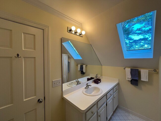 Building Photo - Incredible 5BD, 4.5BA House in Downtown Ra...