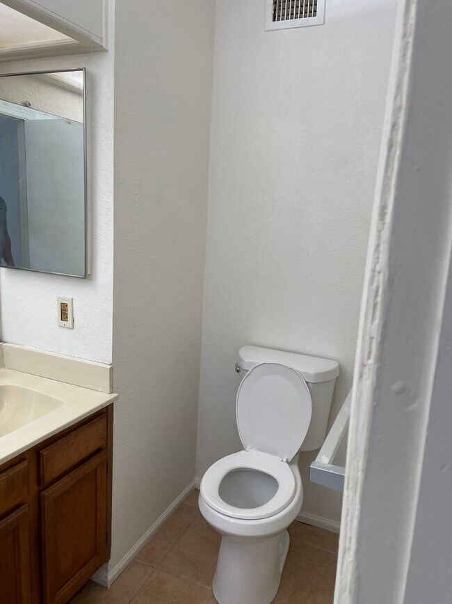 Building Photo - Charming 3 bed 2 bath single level home with RV Gate