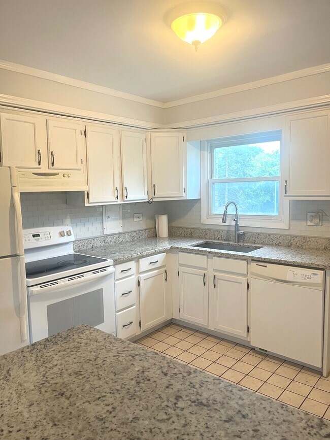 Building Photo - 7952 Madison St