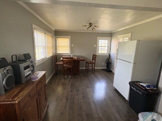 Building Photo - Fully furnished house on the outskirts of town.