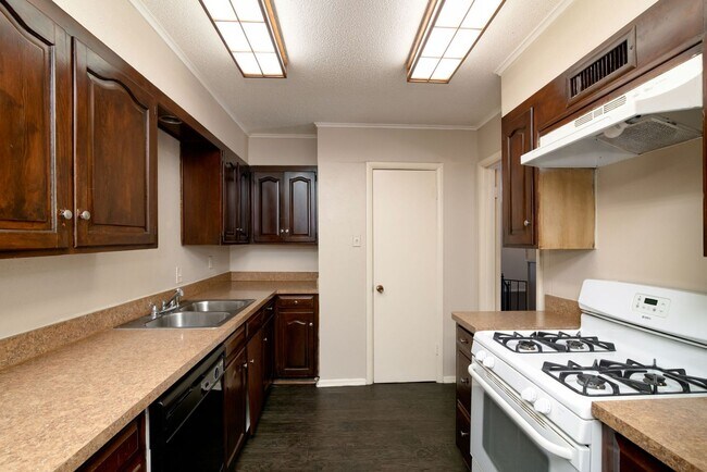 Building Photo - 5302 Wonder Dr