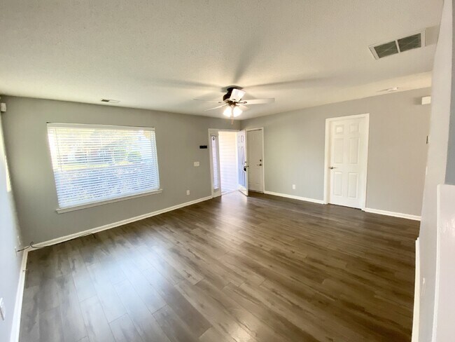 Building Photo - Four Bedroom Home Available in Edgefield!