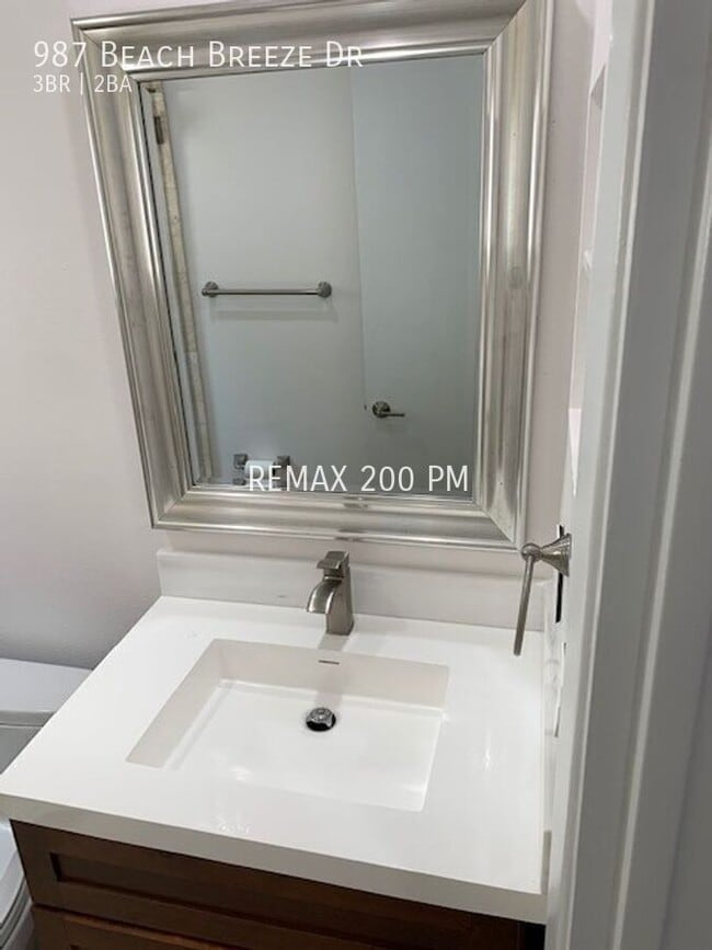 Building Photo - 987 Beach Breeze Dr