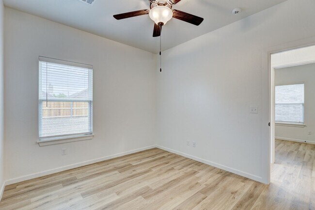 Building Photo - Stunning Newer Duplex with Private Backyard in Edmond!