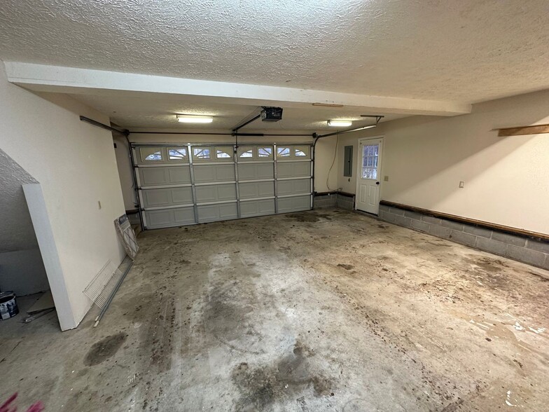 Building Photo - 303 Oak Meadow Ln